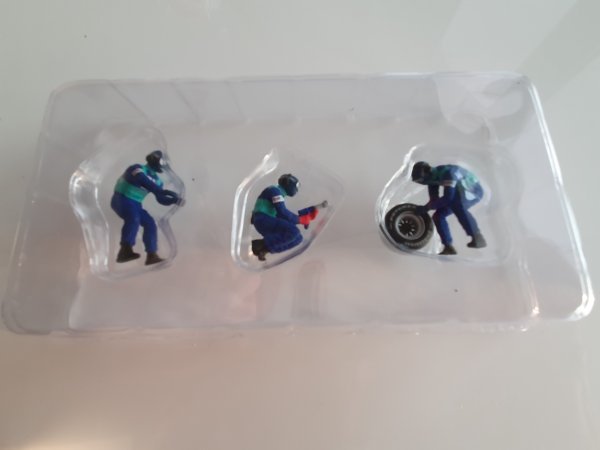 1/43 Minichamps Sauber Petronas Rear Tyre Change Set Pit Stop 343 100033