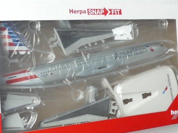 1/200 Herpa Snapfit Airbus A321neo American Airlines 613019