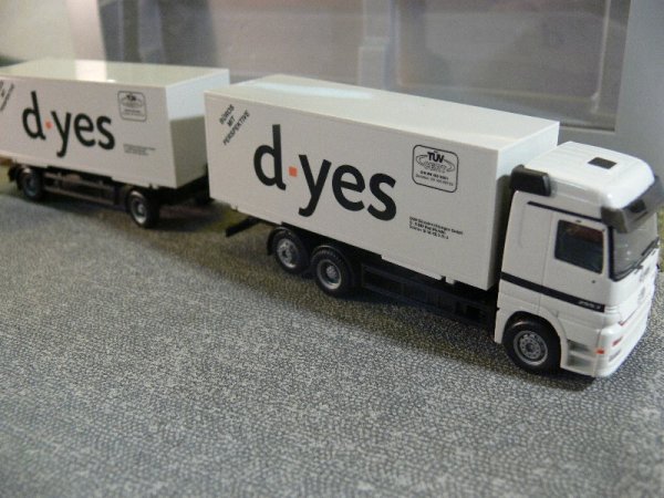 1/87 Herpa MB Actros dyes Wechsel Koffer HZ 238236