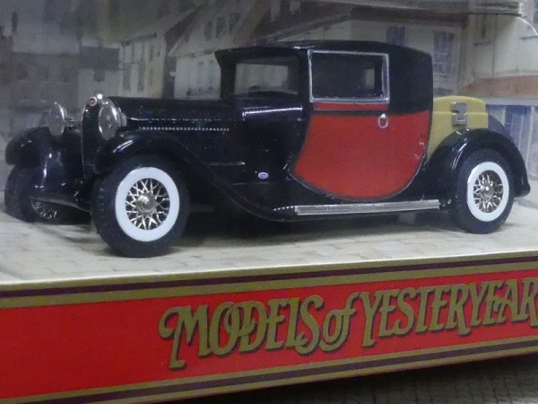Yesteryear Bugatti T44 schwarz/rot, 1927 Y-24