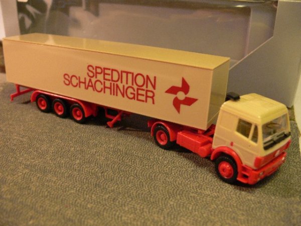 1/87 Herpa MB SK Schachinger Spedition Österreich Koffer-HZ