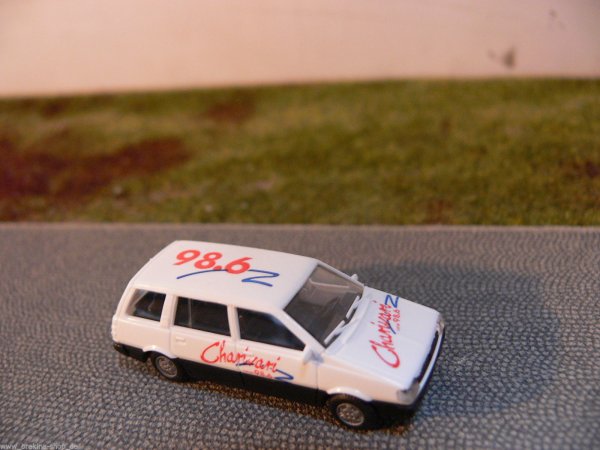 1/87 Rietze Mitsubishi Space Wagon 98,6 Radio Charivari
