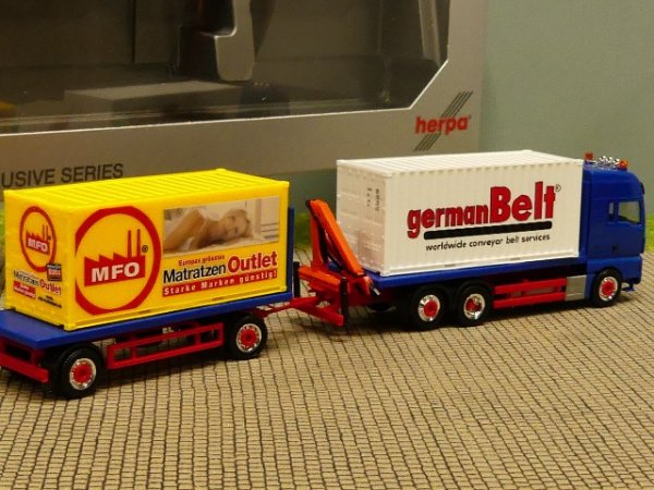 1/87 Herpa MAN TGX XXL Flachbett HZ + Palfinger Ladekran + 2x20ft. "German Belt" + MFO"