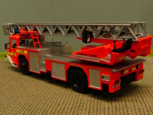 1/43 Ixo Iveco Magirus DLK Tagesleuchtfarbe Sonderpreis