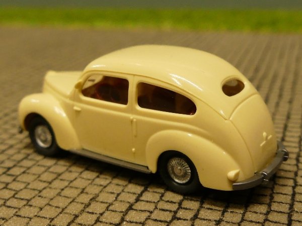 1/87 Wiking Ford Taunus creme 820 A