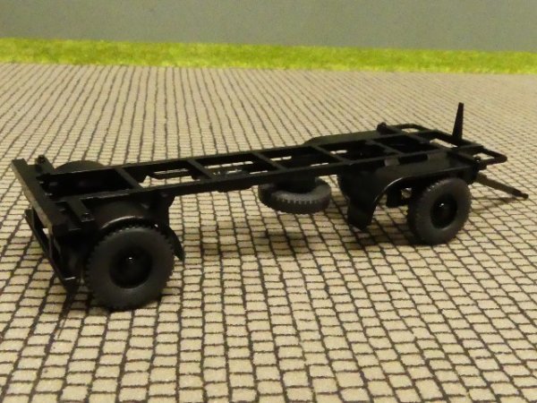 1/87 Wiking Anhänger für Wechselaufbau schwarz Felgen schwarz