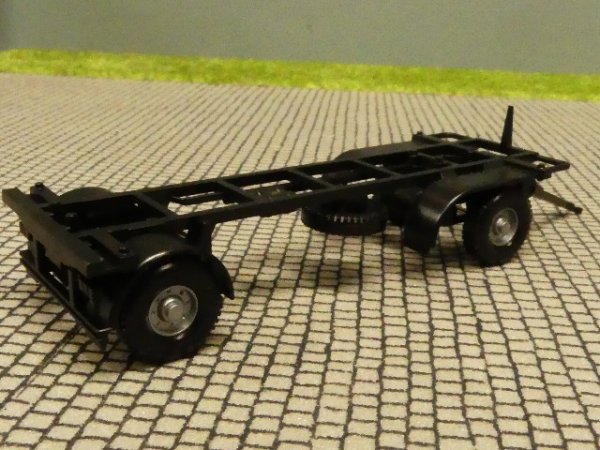 1/87 Wiking Anhänger für Wechselaufbau schwarz Felgen silber