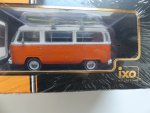 1/43 IXO VW T2 Bus 1975 mit Surfbrett CLC302