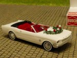1/87 Busch Ford Mustang Cabrio weiß Hochzeit mit Girlande 47527
